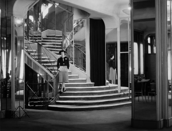 线上股票配资网站 香奈儿中国首展来了，这些经典设计为何火了一百年