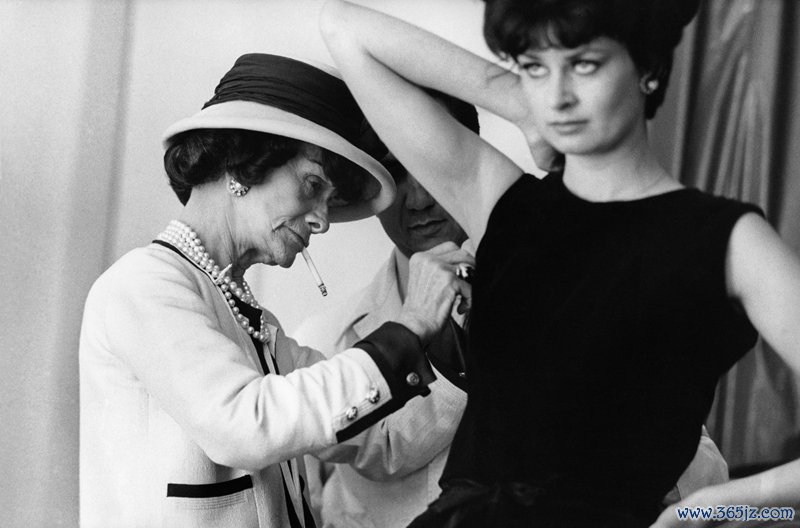 工作中的嘉柏丽尔·香奈儿，1962年。照片由道格拉斯·柯克兰拍摄。© APIC / Getty Images / VCG