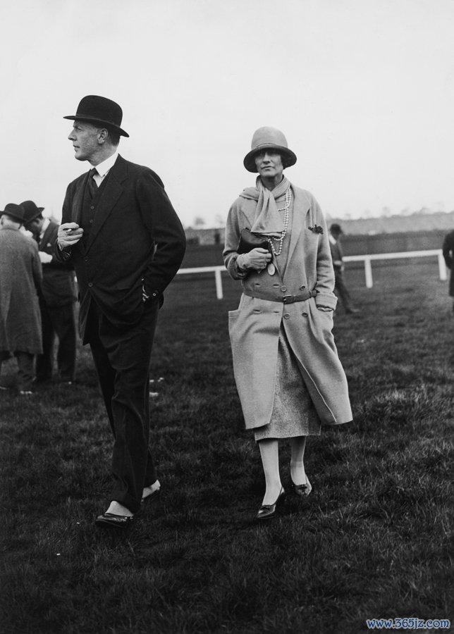 嘉柏丽尔·香奈儿与第二任西敏公爵休·格罗夫纳（1879 - 1953）于切斯特赛马场，1924年。© Phillips / Topical Press Agency / Hulton Archive / Getty Images / VCG